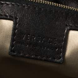 مملوكة مسبقًا حقيبة هوبو فيرساتشي مزينة شعار الماركة جلد مخطط و جلد لامع أسود