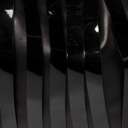 مملوكة مسبقًا حقيبة هوبو فيرساتشي مزينة شعار الماركة جلد مخطط و جلد لامع أسود