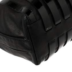 مملوكة مسبقًا حقيبة هوبو فيرساتشي مزينة شعار الماركة جلد مخطط و جلد لامع أسود