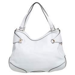 مملوكة مسبقًا Versace White Pebbled Leather Biker Hobo