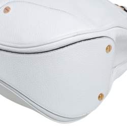 مملوكة مسبقًا Versace White Pebbled Leather Biker Hobo