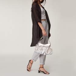 مملوكة مسبقًا حقيبة هوبو فيرساتشي جلد وكانفاس مونوغرامي ذهبي بالشعار