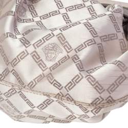 مملوكة مسبقًا حقيبة هوبو فيرساتشي جلد وكانفاس مونوغرامي ذهبي بالشعار