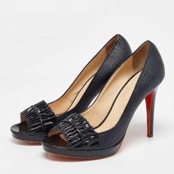 Pre Owned حذاء كعب عالي فيرساتشي جلد لامع ورافية أسود/أزرق كحلي مقدمة مفتوحة مقاس 38