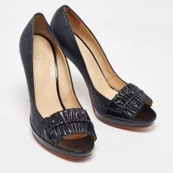 Pre Owned حذاء كعب عالي فيرساتشي جلد لامع ورافية أسود/أزرق كحلي مقدمة مفتوحة مقاس 38