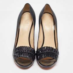 Pre Owned حذاء كعب عالي فيرساتشي جلد لامع ورافية أسود/أزرق كحلي مقدمة مفتوحة مقاس 38