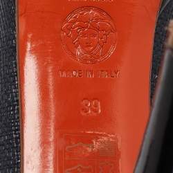 Pre Owned حذاء كعب عالي فيرساتشي جلد لامع ورافية أسود/أزرق كحلي مقدمة مفتوحة مقاس 38