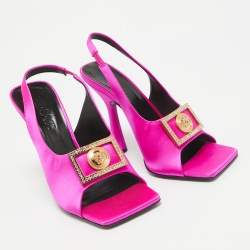 مملوكة مسبقًا صندل فيرساتشي ساتان وردي مزين بالكريستال حزام خلفي ميدوسا مقاس 38