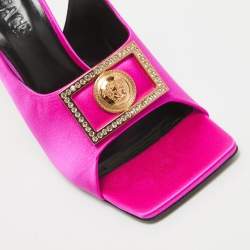 مملوكة مسبقًا صندل فيرساتشي ساتان وردي مزين بالكريستال حزام خلفي ميدوسا مقاس 38