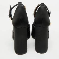 Pre Owned حذاء كعب عالي فيرساتشي ساتان أسود مزين بالكريستال بحزام للكاحل مع منصة مقاس 37.5