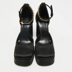 Pre Owned حذاء كعب عالي فيرساتشي ساتان أسود مزين بالكريستال بحزام للكاحل مع منصة مقاس 37.5