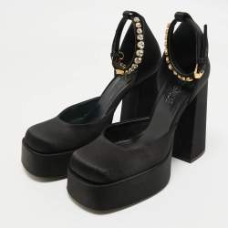 Pre Owned حذاء كعب عالي فيرساتشي ساتان أسود مزين بالكريستال بحزام للكاحل مع منصة مقاس 37.5