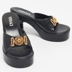 Pre Owned شبشب فيرساتشي جلد أسود ميدوسا بيغي مقاس 38