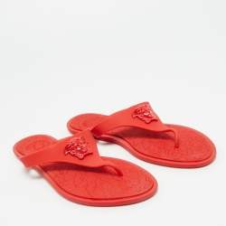 مملوكة مسبقًا Versace Red Rubber Medusa Thong Flat Sandals Size 38.5