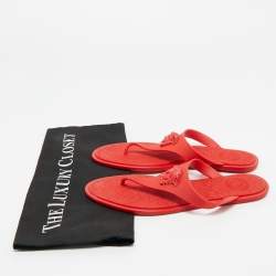 مملوكة مسبقًا Versace Red Rubber Medusa Thong Flat Sandals Size 38.5
