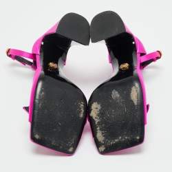 مملوكة مسبقًا صندل فيرساتشي ساتان وردي ميدوسا كعب عريض بسير عند الكاحل مقاس 39