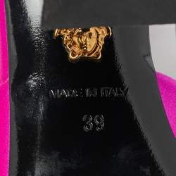 مملوكة مسبقًا صندل فيرساتشي ساتان وردي ميدوسا كعب عريض بسير عند الكاحل مقاس 39