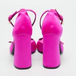 مملوكة مسبقًا صندل فيرساتشي ساتان وردي ميدوسا كعب عريض بسير عند الكاحل مقاس 39