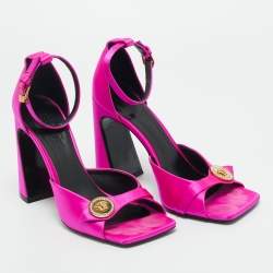 مملوكة مسبقًا صندل فيرساتشي ساتان وردي ميدوسا كعب عريض بسير عند الكاحل مقاس 39