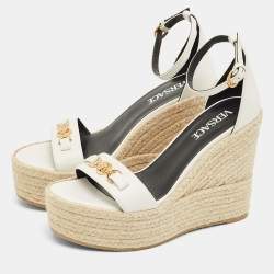 مملوكة مسبقًا صندل فيرساتشي جلد أبيض إسفين إسبادريل مزين بشعار ميدوسا مقاس 38