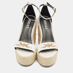 مملوكة مسبقًا صندل فيرساتشي جلد أبيض إسفين إسبادريل مزين بشعار ميدوسا مقاس 38