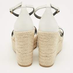 مملوكة مسبقًا صندل فيرساتشي جلد أبيض إسفين إسبادريل مزين بشعار ميدوسا مقاس 38