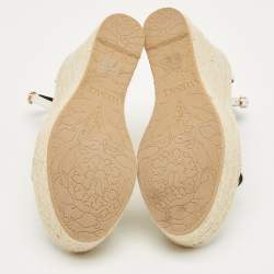 مملوكة مسبقًا صندل فيرساتشي جلد أبيض إسفين إسبادريل مزين بشعار ميدوسا مقاس 38