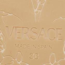 مملوكة مسبقًا صندل فيرساتشي جلد أبيض إسفين إسبادريل مزين بشعار ميدوسا مقاس 38