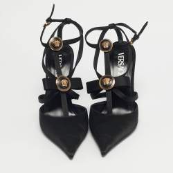 مملوكة مسبقًا حذاء كعب عالي فيرساتشي رباط ساتان أسود بحزام كاحل مقاس 38