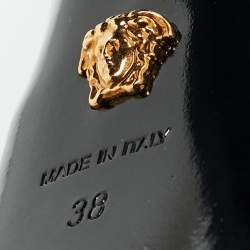 مملوكة مسبقًا حذاء كعب عالي فيرساتشي ساتان أخضر ظلال زرقاء مزين بالكريستال ميدوسا منصة مقاس 38