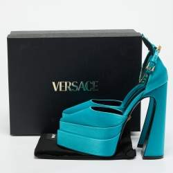 مملوكة مسبقًا حذاء كعب عالي فيرساتشي ساتان أخضر ظلال زرقاء مزين بالكريستال ميدوسا منصة مقاس 38