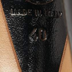 مملوكة مسبقًا Versace Size 40 Black Leather and Patent Flower Detail Ankle T-Strap Sandals