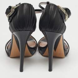مملوكة مسبقًا Versace Size 40 Black Leather and Patent Flower Detail Ankle T-Strap Sandals