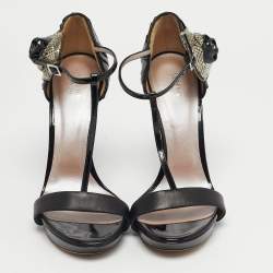 مملوكة مسبقًا Versace Size 40 Black Leather and Patent Flower Detail Ankle T-Strap Sandals