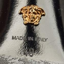 مملوكة مسبقًا صندل فيرساتشي مزين بالكريستال سحاب سلامة ميدوسا ساتان وردي بحزام على الكاحل مقاس 40