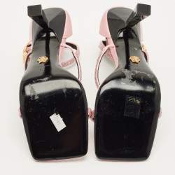 مملوكة مسبقًا صندل فيرساتشي مزين بالكريستال سحاب سلامة ميدوسا ساتان وردي بحزام على الكاحل مقاس 40