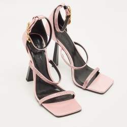 مملوكة مسبقًا صندل فيرساتشي مزين بالكريستال سحاب سلامة ميدوسا ساتان وردي بحزام على الكاحل مقاس 40