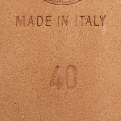 مملوكة مسبقًا صندل فيرساتشي بلاتفورم سترابي جلد أبيض مقاس 40