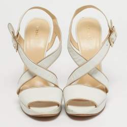 مملوكة مسبقًا صندل فيرساتشي بلاتفورم سترابي جلد أبيض مقاس 40