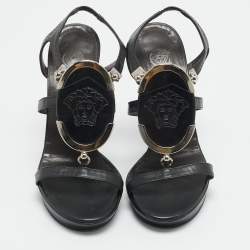 مملوكة مسبقًا صندل فيرساتشي ميدوسا حزامي جلد أسود ومعدني منصة مفتوحة من الخلف مقاس 37