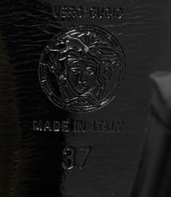 مملوكة مسبقًا صندل فيرساتشي ميدوسا حزامي جلد أسود ومعدني منصة مفتوحة من الخلف مقاس 37