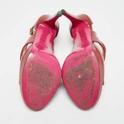 مملوكة مسبقًا صندل فيرساتشي جلد أسود لامع بفتحات وأصبع مفتوح وسوار للكاحل مقاس 40