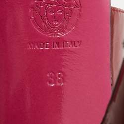 مملوكة مسبقًا صندل فيرساتشي جلد أسود لامع بفتحات وأصبع مفتوح وسوار للكاحل مقاس 40