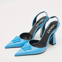 مملوكة مسبقًا حذاء كعب عالي فيرساتشي جلد أزرق مقدمة مدببة بسوار خلفي مزين ميدوسا مقاس 38.5