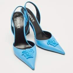 مملوكة مسبقًا حذاء كعب عالي فيرساتشي جلد أزرق مقدمة مدببة بسوار خلفي مزين ميدوسا مقاس 38.5