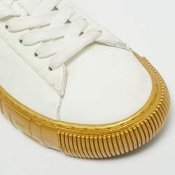 مملوكة مسبقًا حذاء رياضي فيرساتشي غريكا جلد أبيض / ذهبي برباط مقاس 39