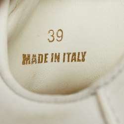 مملوكة مسبقًا حذاء رياضي فيرساتشي غريكا جلد أبيض / ذهبي برباط مقاس 39