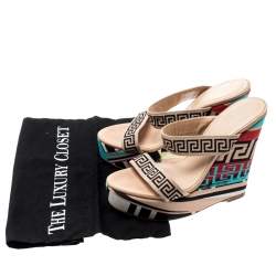 Pre Owned صندل فيرساتشي مطبوع كعب روكي نعل سميك كا نفاس بيج مقاس 37