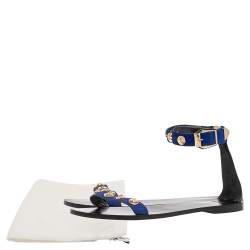 Pre Owned صندل فيرساتشي فلات سير كاحل مرصع مادوسا سويدي أسود / أزرق مقاس 39