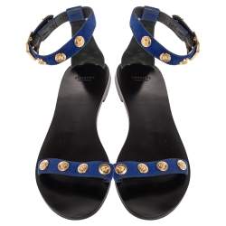 Pre Owned صندل فيرساتشي فلات سير كاحل مرصع مادوسا سويدي أسود / أزرق مقاس 39
